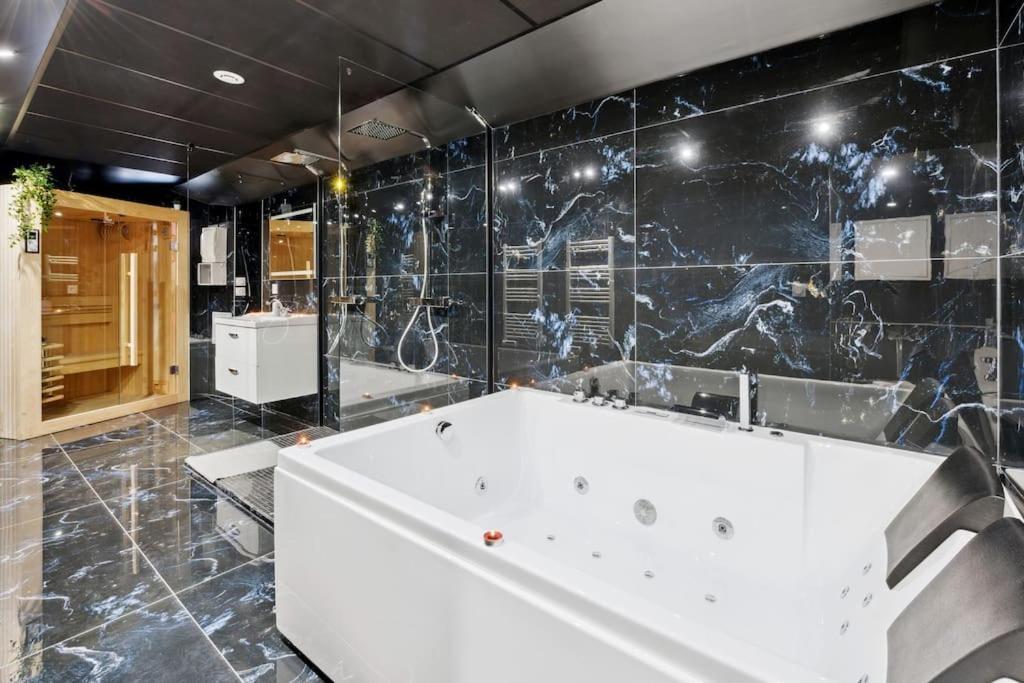 - Avec Jacuzzi Et Sauna Privatif Corbeil-Essonnes